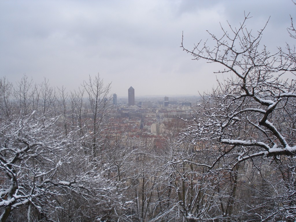 Photo de la tour crayon depuis Fourvière enneigée